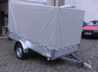 750 kg Anhänger mit Hochplane